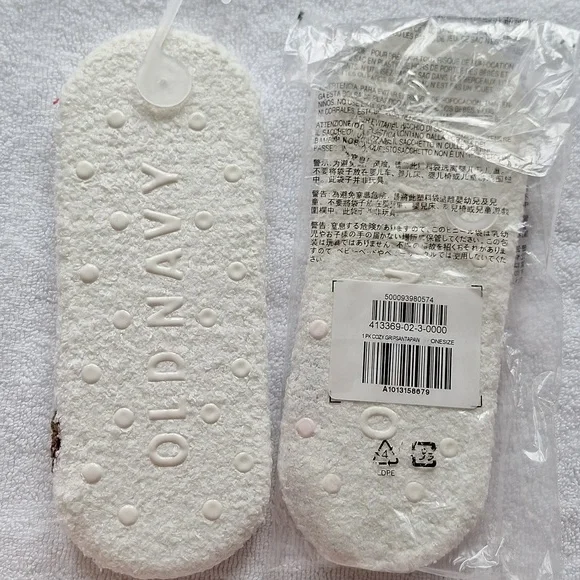 2 NEW Pairs Old Navy Christmas Cozy Socks - Picture 4 of 4